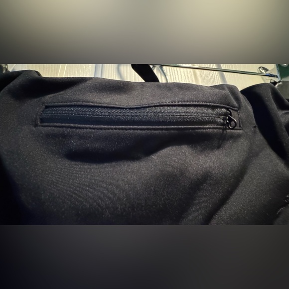 Women’s Under Armour leggings - size XL - black w/neon green stitching - pockets - Picture 11 of 12